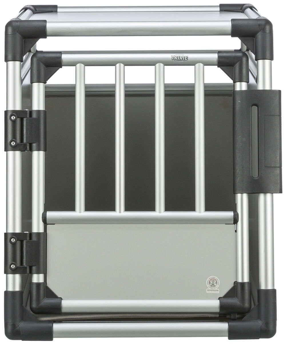 Transportbox aus silbernem Metall mit schwarzen Kunststoffverbindungen und Gittertür; Markentext "Trixie" sichtbar.