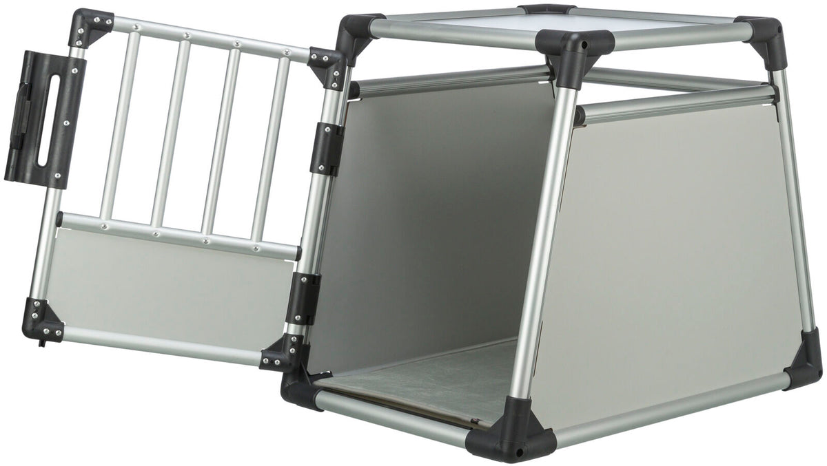 Silberne, rechteckige Transportbox aus Metall mit einer offenen Gittertür an der Vorderseite und schwarzen Ecken.