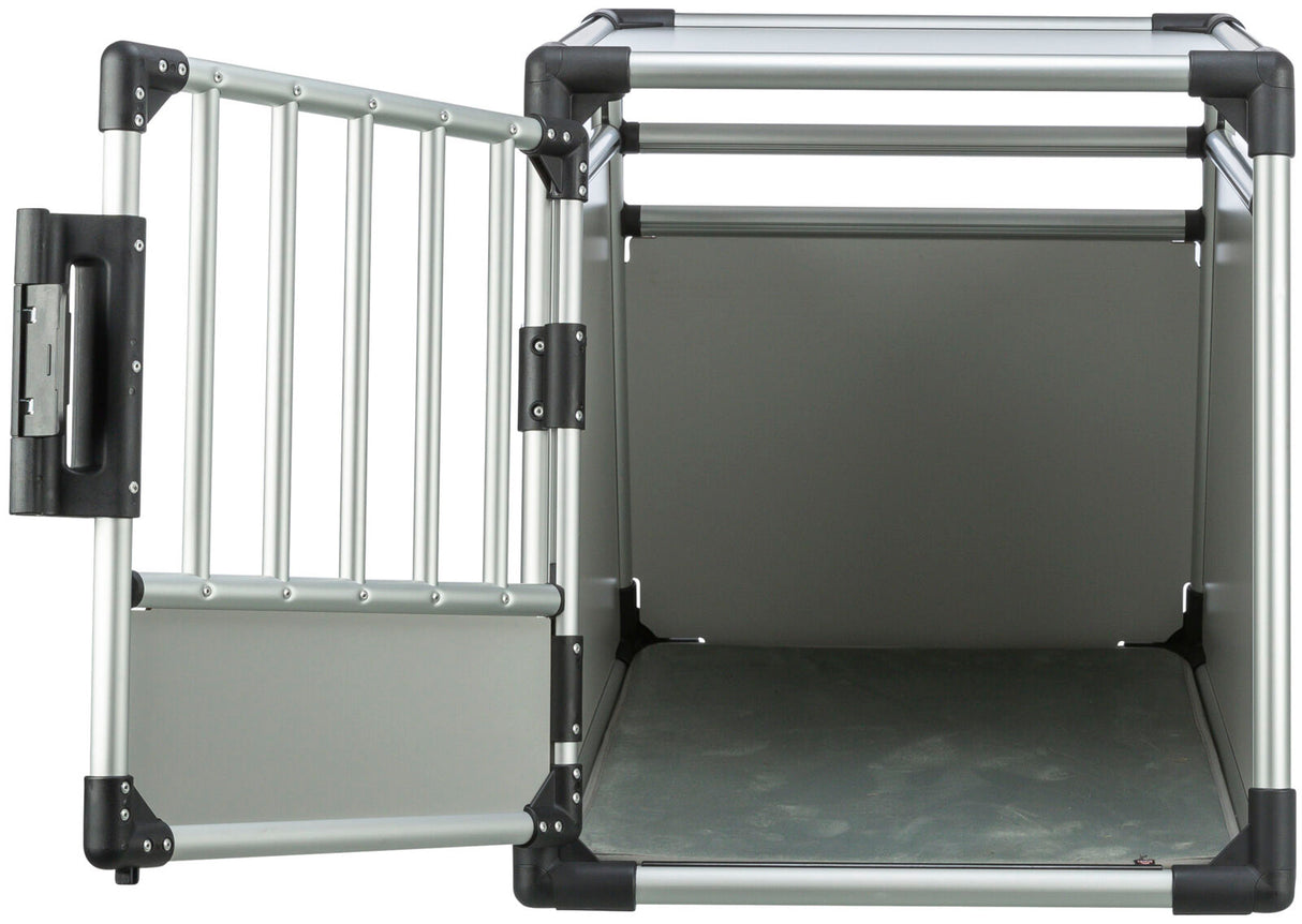 Silberfarbener Transportkäfig mit rechteckiger Form, offener Gittertür und schwarzem Rahmen.