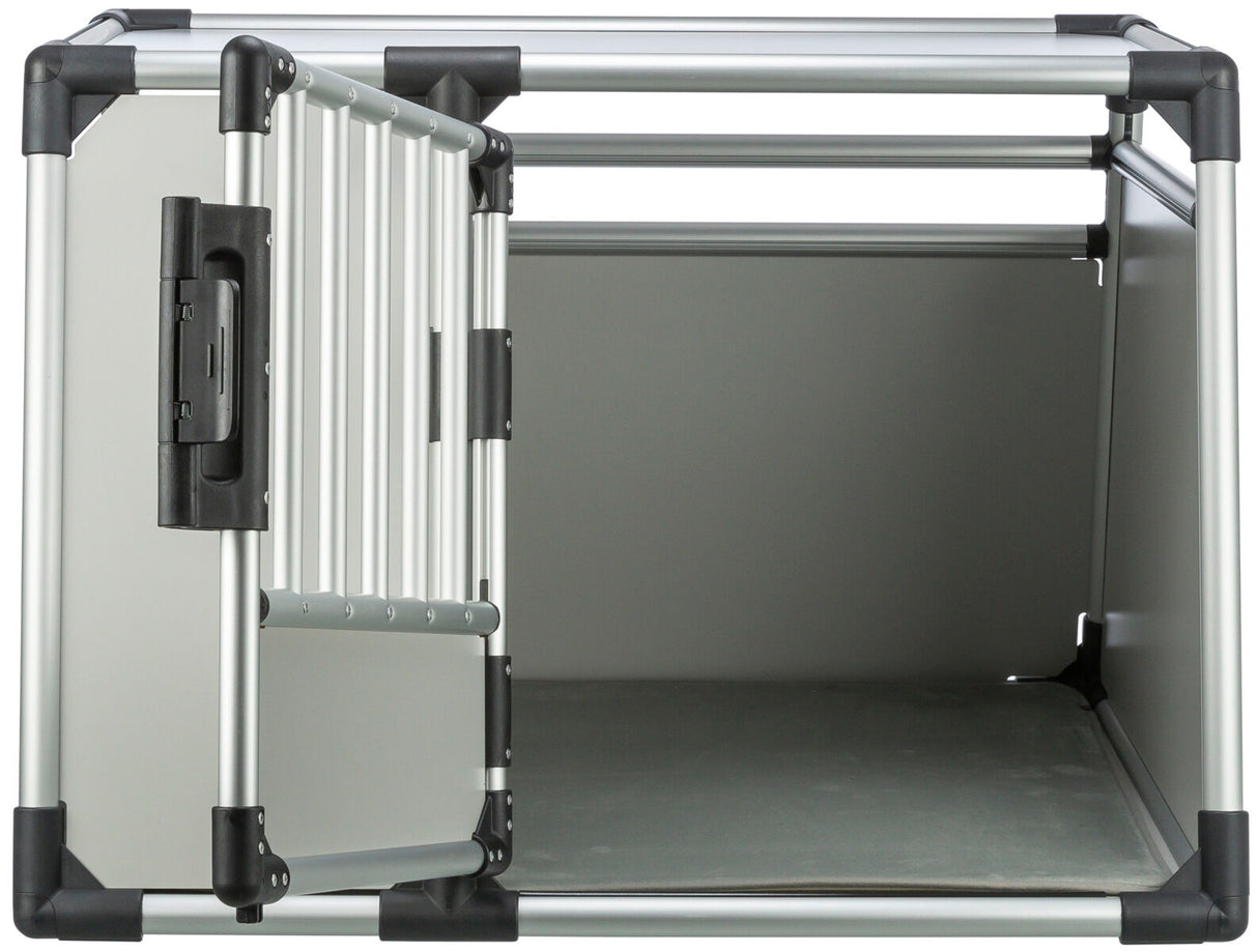 Silberne Transportbox mit schwarzem Verschluss und Gittertür, geeignet zur sicheren Aufbewahrung.