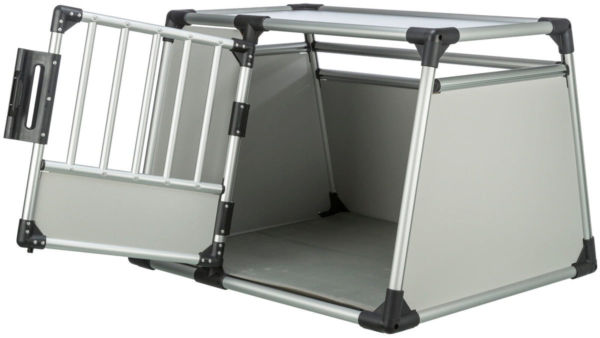 Transportbox aus silberfarbenem Metall mit parallelen Stäben und schwarzem Griff, trapezförmiges Design, offen.