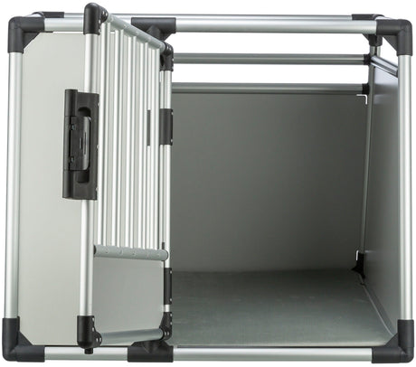 Silberfarbener Metall-Transportkäfig mit geöffnetem Gittertür und schwarzen Eckverbindern.