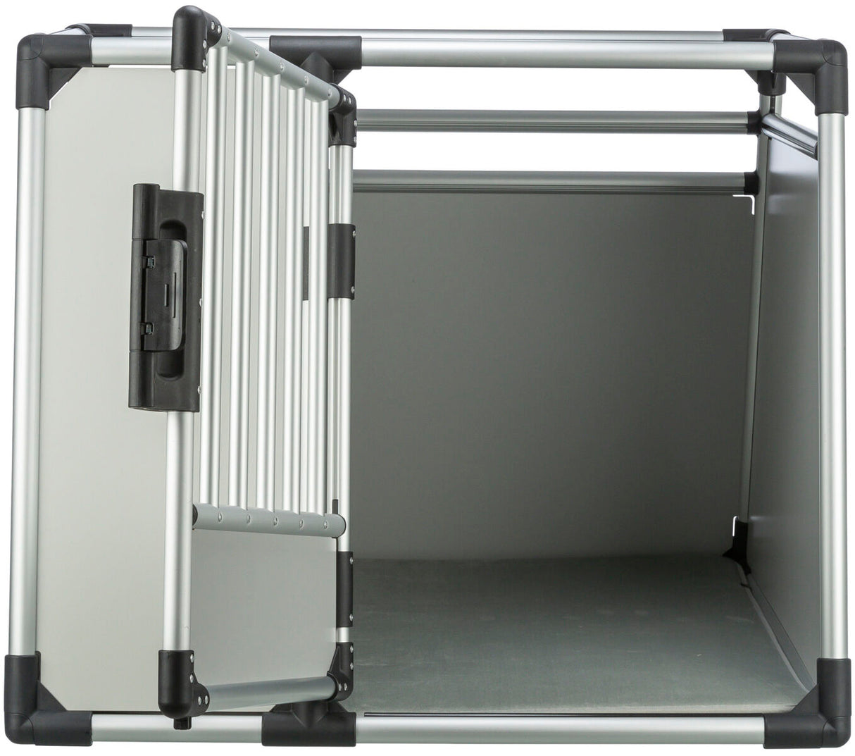 Silberfarbener Metall-Transportkäfig mit geöffnetem Gittertür und schwarzen Eckverbindern.
