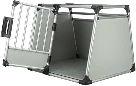 Graue, rechteckige Transportbox aus Metall mit Gittertür und schwarzem Rahmen, seitlich geöffnet.