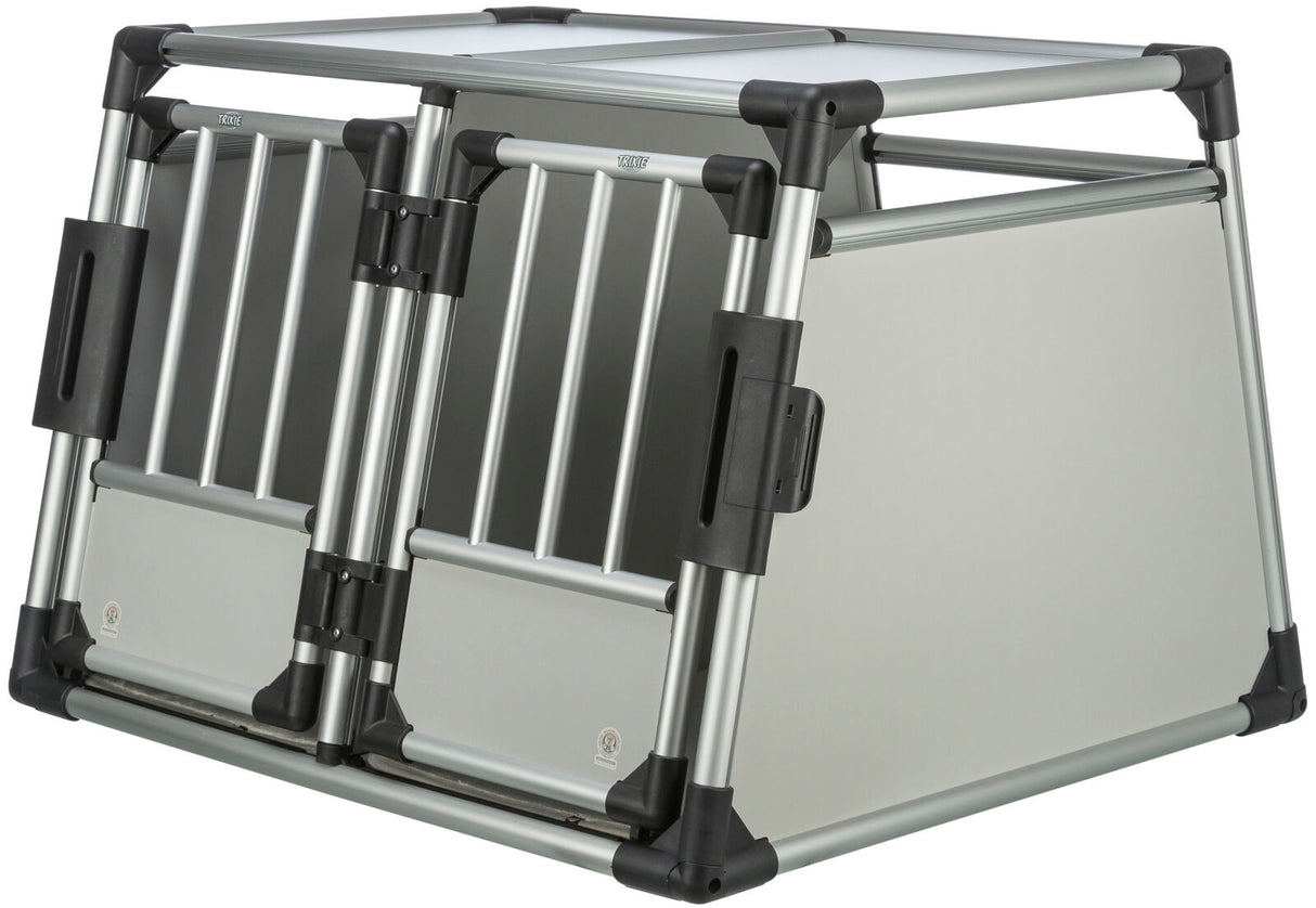 Silberne, robuste Transportbox aus Metall mit zwei Gittern auf der Vorderseite und schwarzen Kunststoff-Ecken.