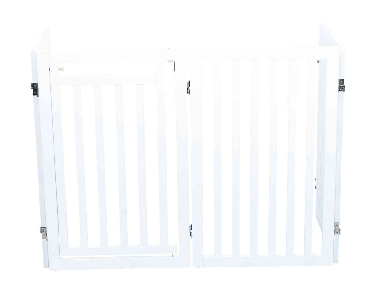 Weißes Gittertor mit vertikalen Stäben und Metallscharnieren, geöffnet und in leichtem Winkel gezeigt.