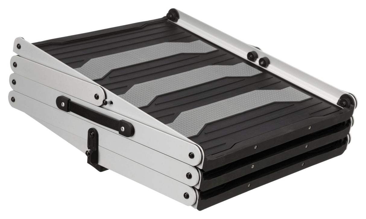 Klappbare schwarze und silberne Rampe mit Griff, seitlichen Scharnieren und strukturierten Stufenoberflächen.