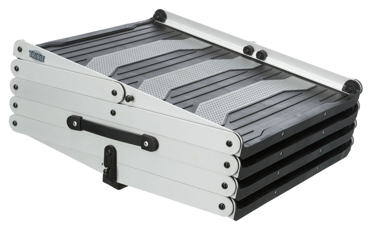 Silberne faltbare Rampe mit schwarzer Oberfläche und rutschfestem Design, seitlich Griff und TRIXIE-Logo.