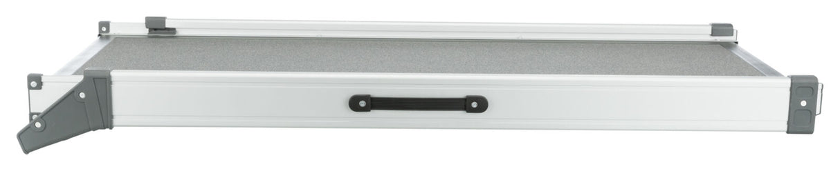 Graue Rampe mit schwarzem Griff, gerahmt in silberfarbenem Metall mit grauen Kunststoffendstücken.