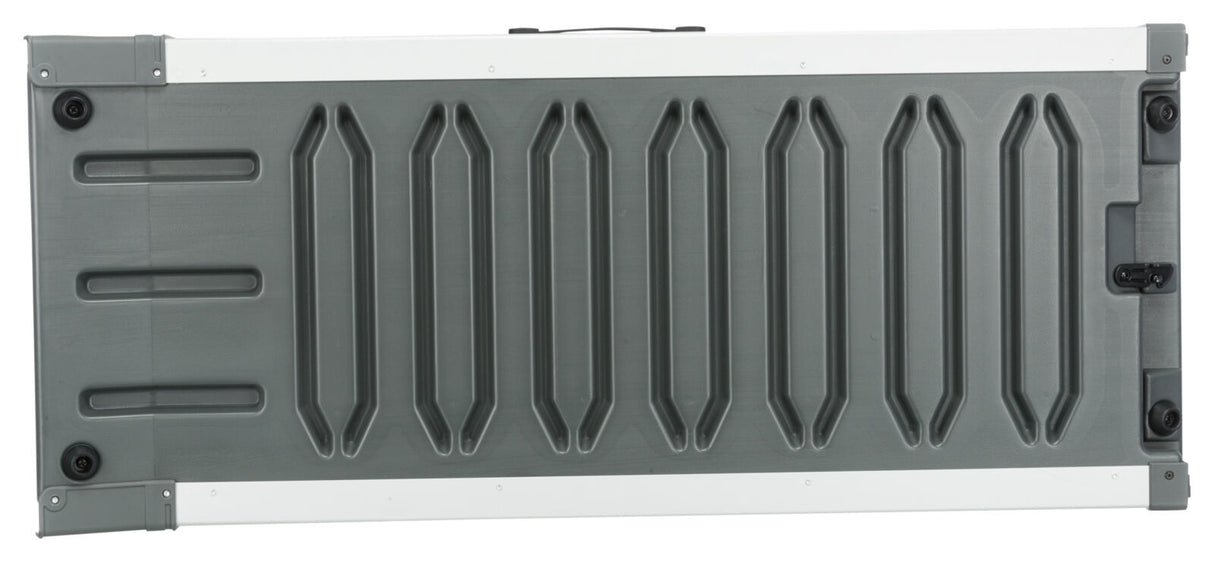 Graue, rechteckige Kunststoffplatte mit erhöhten Rillen und hellen Rändern, horizontale Ausrichtung.