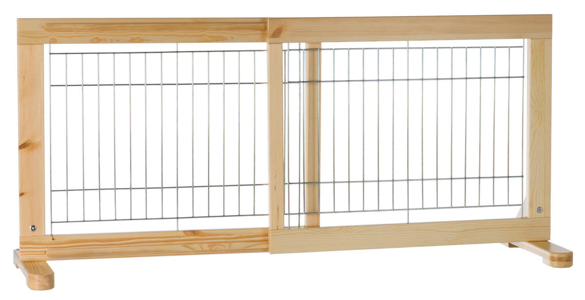 Holzzaun mit Metallgittern und klarer Holzoptik auf Standfüßen.