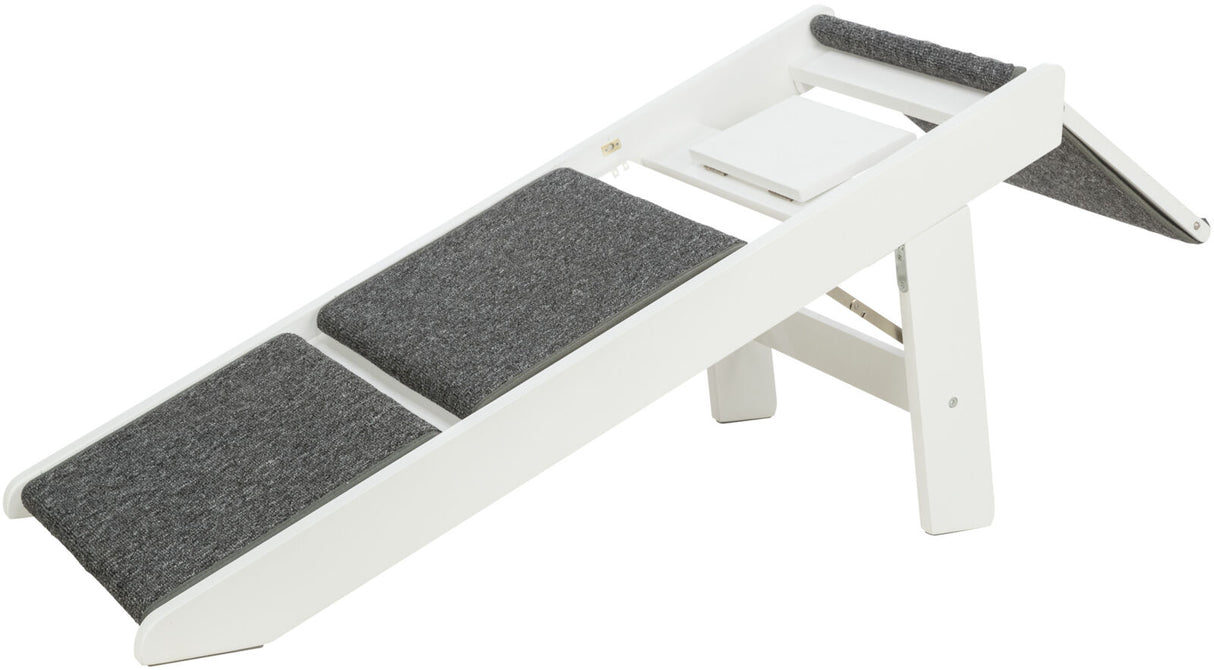 Weiße Rampe mit zwei grauen gepolsterten Stufen und seitlichen Schienen, die aufklappbar erscheint.