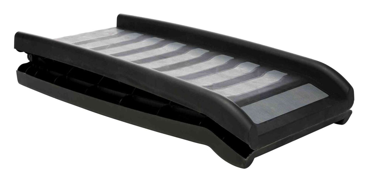 Schwarze, klappbare Rampe mit rutschfester grauer Oberfläche, seitlichen Erhöhungen und zusammengedrückter Struktur.
