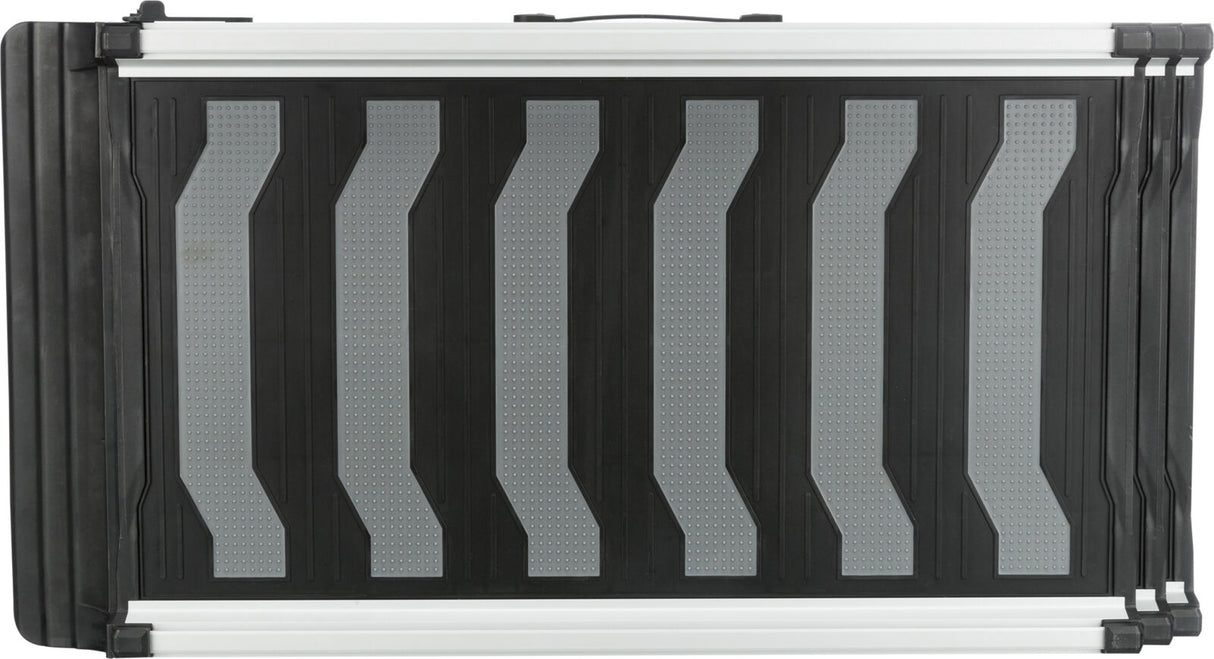 Schwarze Transportbox mit grauen, strukturierten Flächen und silbernen Kanten, rechteckig und kompakt.