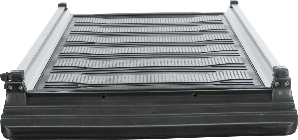 Schwarze rechteckige Plattform mit seitlichen silbernen Schienen, strukturiertem Muster und Schrauben an den Ecken.