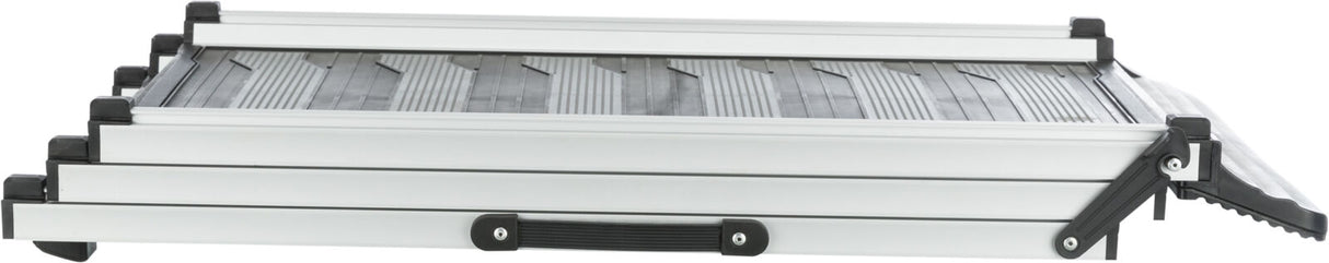 Zusammenklappbare Rampe aus silbernem Metall mit schwarzem Kunststoffgriff und rutschfestem Belag.