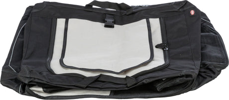 Schwarze Tasche mit grauem Einsatz, Tragegriff und Reißverschlüssen, aufgeschlagen und flach liegend.