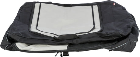 Eine schwarze Tasche mit grauen Details und Reißverschlüssen, innen grau, mit einem kleinen roten Logo.