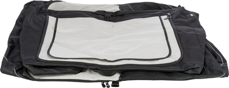 Gefaltete schwarze und graue Tragetasche mit Reißverschlüssen und Griffen, flach liegend auf weißem Hintergrund.