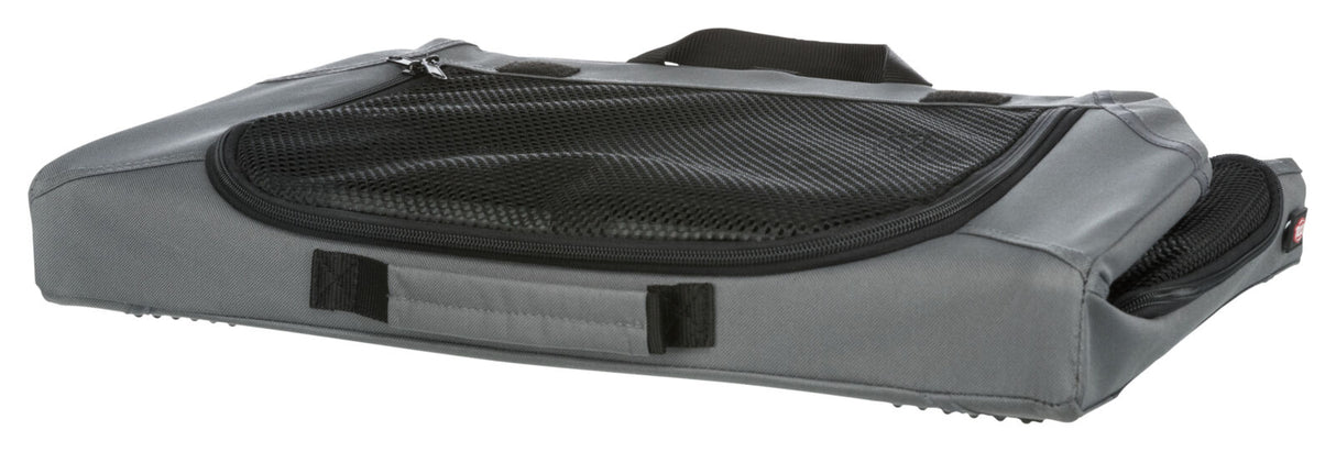 Graue Transporttasche mit schwarzem Netz und Griff, Reißverschluss oben sichtbar, rechteckige Form.