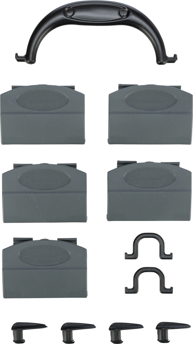 Ein schwarzer Griff und Zubehörteile in Schwarz und Grau, darunter sechs rechteckige Stücke und vier kleine Haken.