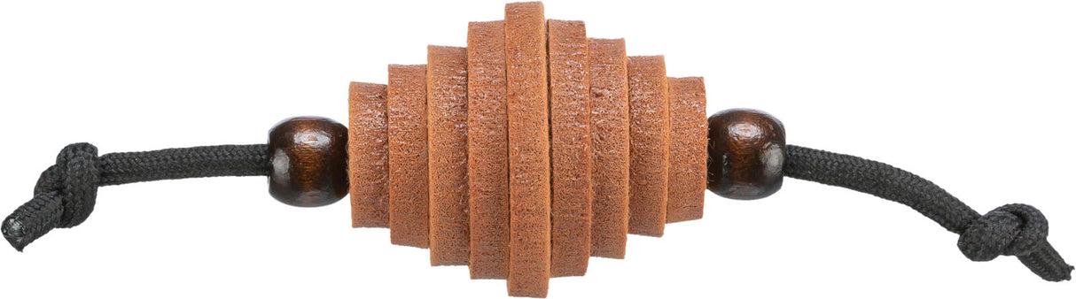 Brauner, spiralförmiger Holzanhänger mit schwarzen Kordeln und runden Perlen an den Enden.