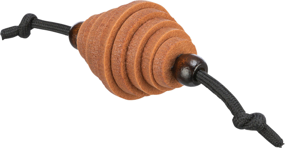 Braunes, spiralförmiges Objekt mit schwarzen Kugeln an beiden Enden, durchzogen von einem schwarzen Seil mit Knoten.