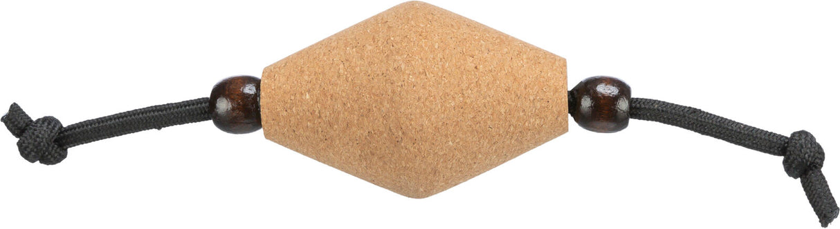 Korkförmiger Gegenstand in der Mitte mit schwarzen Schnüren und Holzperlen an den Enden vor weißem Hintergrund.