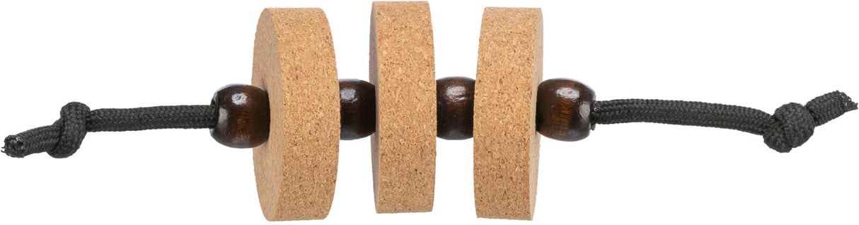 Drei runde Korkscheiben mit braunen Holzperlen auf schwarzem Seil, Knoten an den Enden, auf weißem Hintergrund.