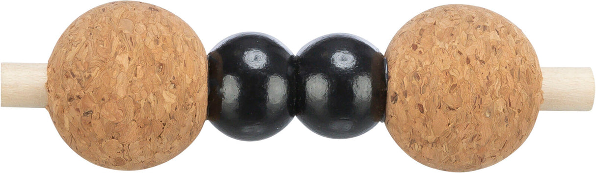 Zwei schwarze glänzende Kugeln sind zwischen zwei größere braune Kugeln aus Holz oder Kork auf einem Stab angeordnet.