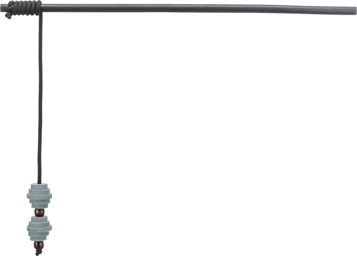 Langer schwarzer Stab mit vertikal herabhängender Schnur, grauen Scheiben und Holzperlen unten.