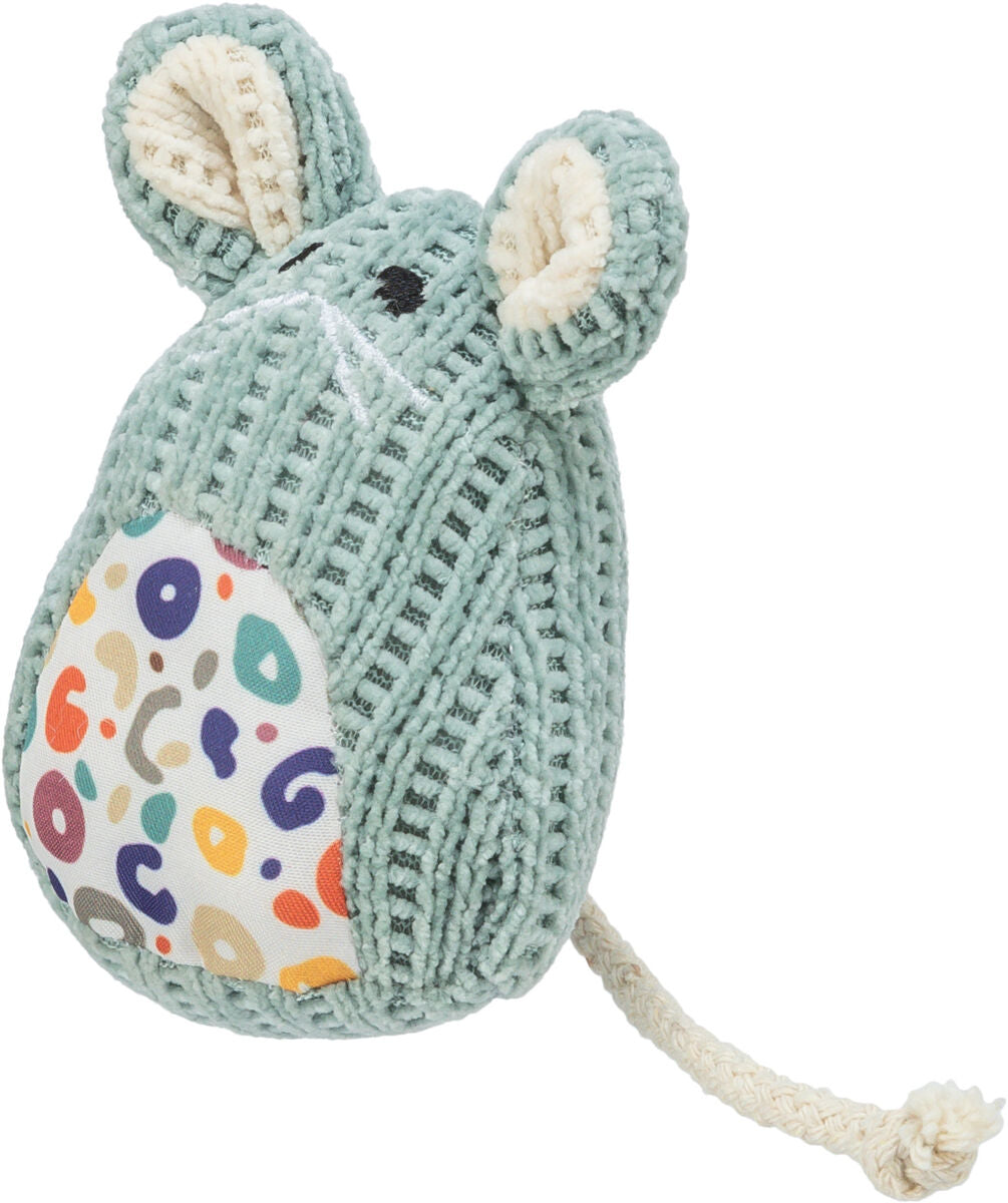 Gestricktes Spielzeug in Mausform, hellblau-grün mit buntem Muster auf dem Bauch und einer beigen Kordel als Schwanz.