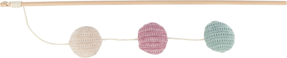 Holzstab mit drei gehäkelten Bällen in Beige, Rosa und Grün an einer Schnur befestigt.