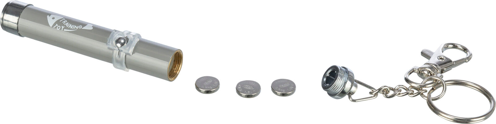 Silberner zylindrischer Anhänger mit der Aufschrift "Training Toy", Kette, Haken und drei flache Batterien.