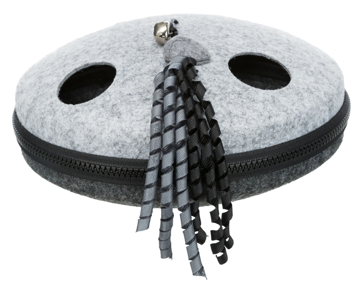 Runde graue Scheibe mit Reißverschluss und zwei Öffnungen, dekoriert mit schwarzem geflochtenem Band und Glöckchen.