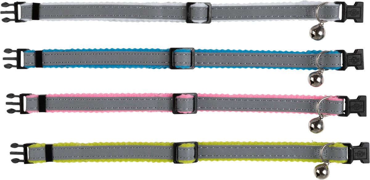 Vier graue Halsbänder mit farbigen Rändern in Blau, Pink und Gelb, jedes mit einer kleinen Glocke.
