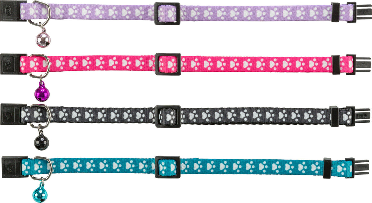 Vier Katzenhalsbänder in Lila, Pink, Schwarz und Blau mit weißen Pfotenabdrücken und Glöckchen.