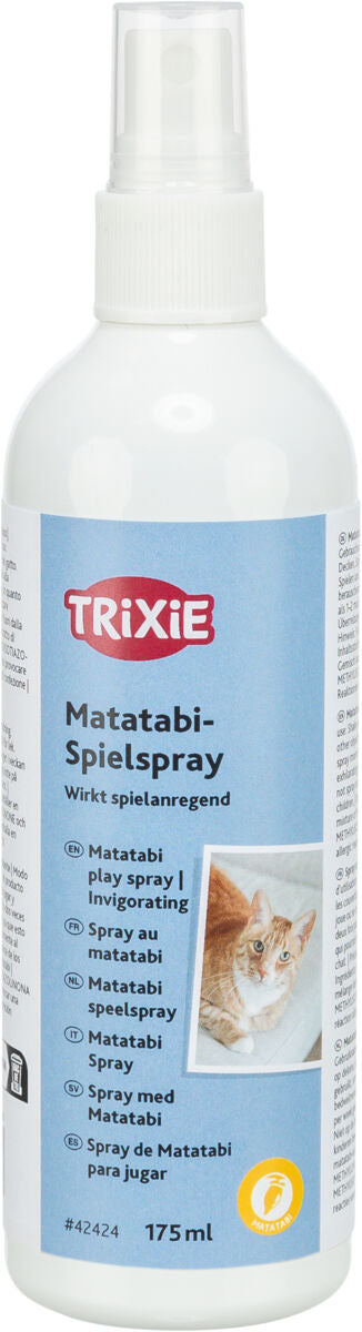 Eine weiße Sprühflasche mit blauem Etikett, darauf steht "Trixie Matatabi-Spielspray" und ein Katzenbild.
