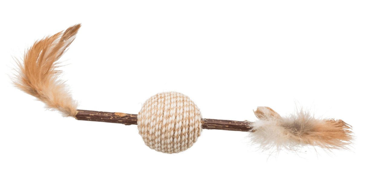 Katzenspielzeug mit beige-weißem, geflochtenem Ball, braunem Stock und beigen Federn an beiden Enden.