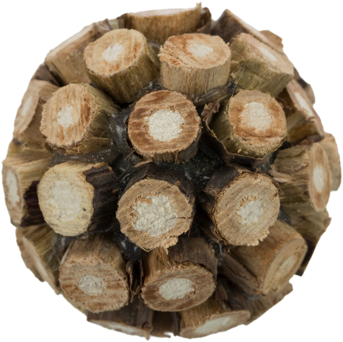 Kugel aus dicht aneinander befestigten kurzen Holzstücken mit sichtbaren Jahresringen in natürlichen Brauntönen.