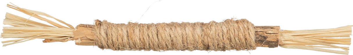 Ein zylinderförmiges Objekt aus Holz, umwickelt mit hellbraunem Sisal und strohähnlichen Enden auf weißem Hintergrund.
