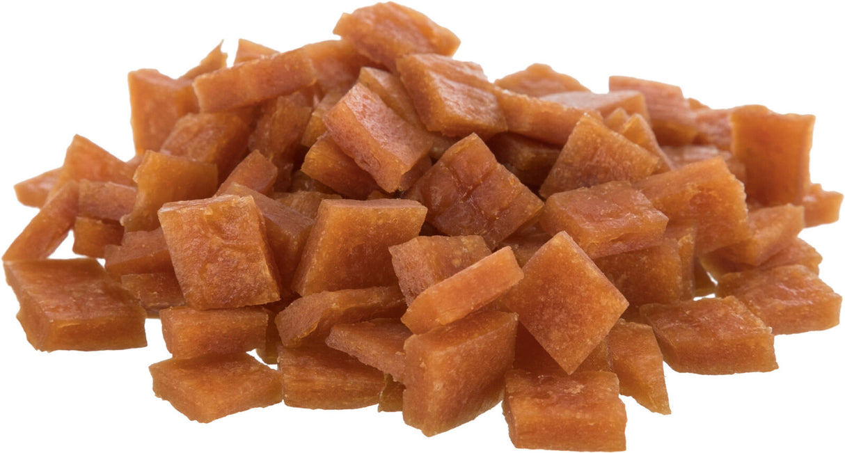Würfelförmige, orangefarbene Stücke sind in einem Stapel angeordnet.