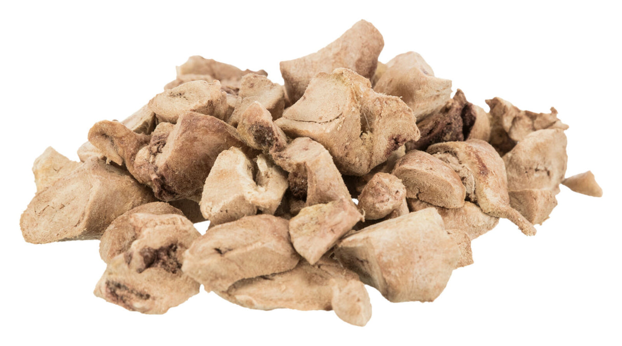 Stückige, beige-braune Brocken in ungleichmäßiger Form liegen übereinander auf weißem Hintergrund.