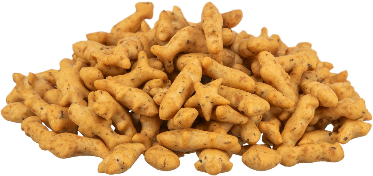 Ein Haufen gelbbrauner Snacks in unterschiedlichen Formen, mit sichtbaren Kräuterstückchen auf der Oberfläche.