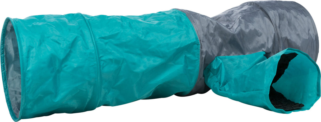 Langer, gefalteter Tunnel aus türkisfarbenem und grauem Stoff, offenes Ende mit schwarzem Innenfutter.
