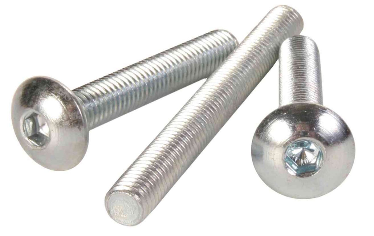 Drei silberfarbene Metallschrauben mit durchgehendem Gewinde und Innensechskantkopf auf weißem Hintergrund.