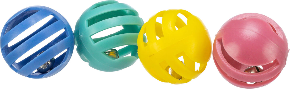 Vier bunte Kunststoffkugeln in Blau, Grün, Gelb und Rosa mit Schlitzen und innenliegenden Glöckchen.