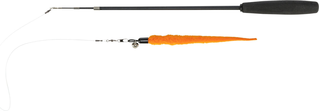 Angelrute mit schwarzem Griff, langer Angelschnur und orangefarbenem flauschigen Köder, an dem eine kleine Glocke befestigt ist.