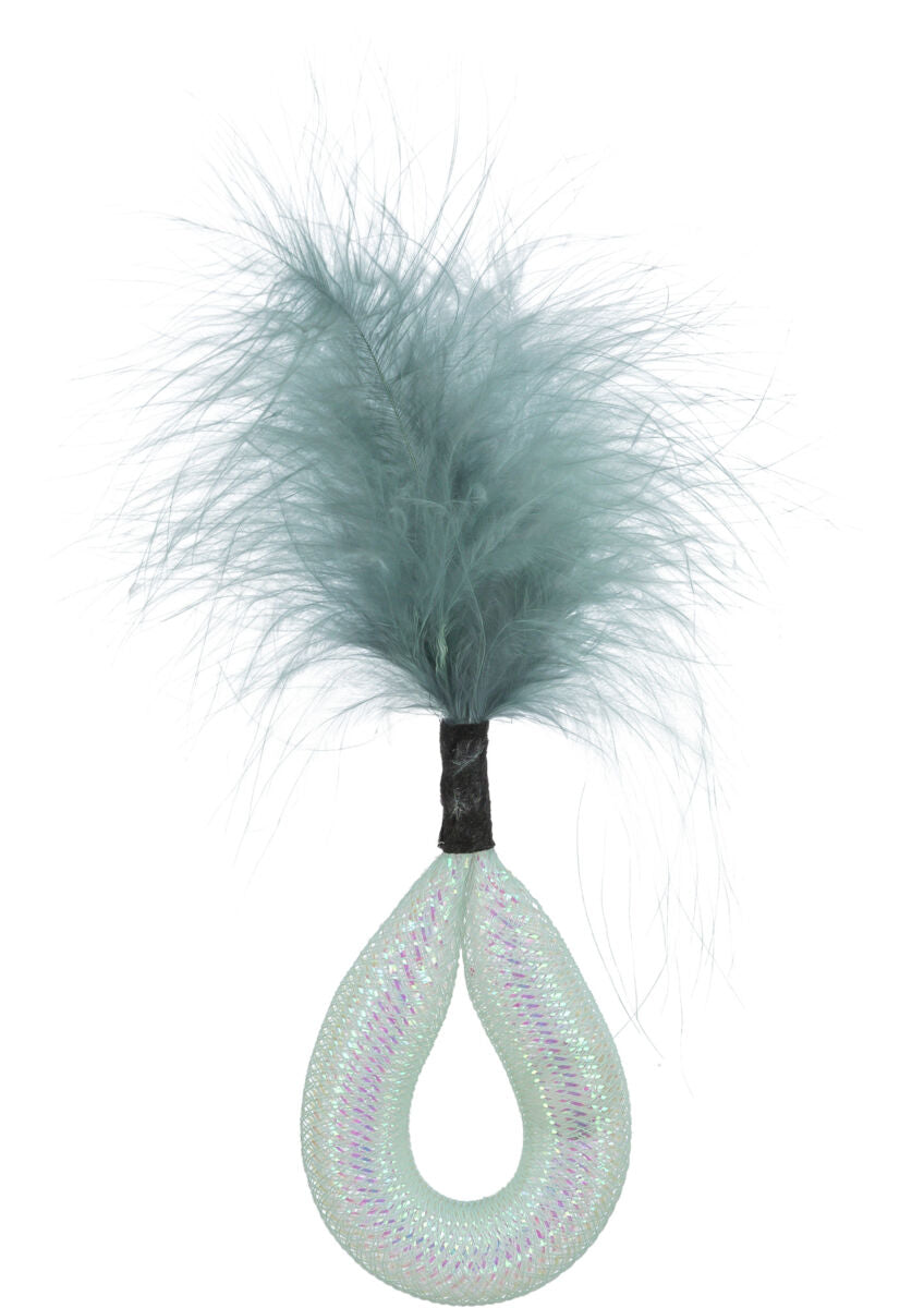 Ein glitzerndes, tropfenförmiges Objekt mit schimmerndem Gewebe und bläulichen Federn an der Spitze.