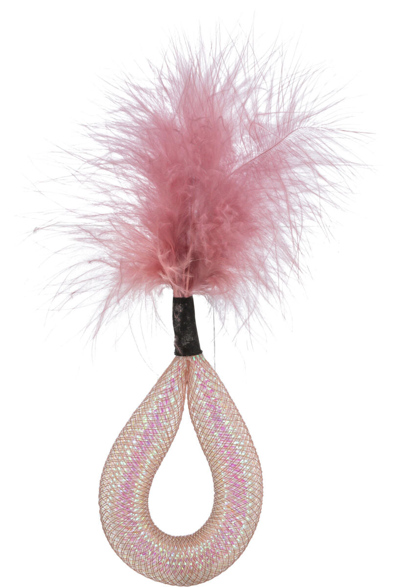 Spielzeug mit rosa Federn oben und tropfenförmigem, funkelndem Gewebe unten, verbunden durch ein schwarzes Band.